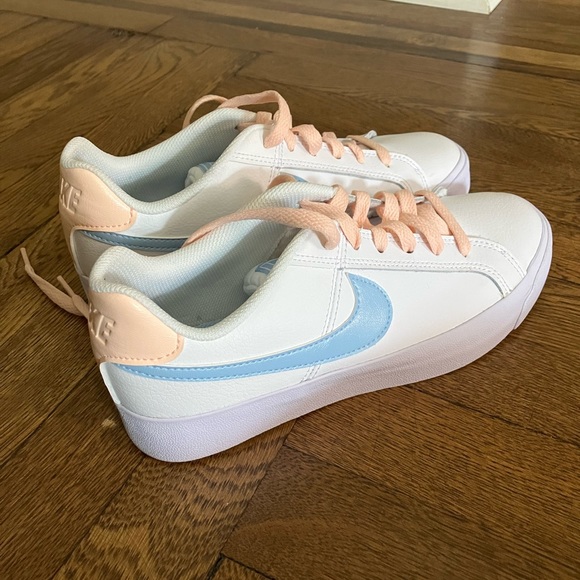 EUC Nike Leather Sneakers - Picture 8 of 9